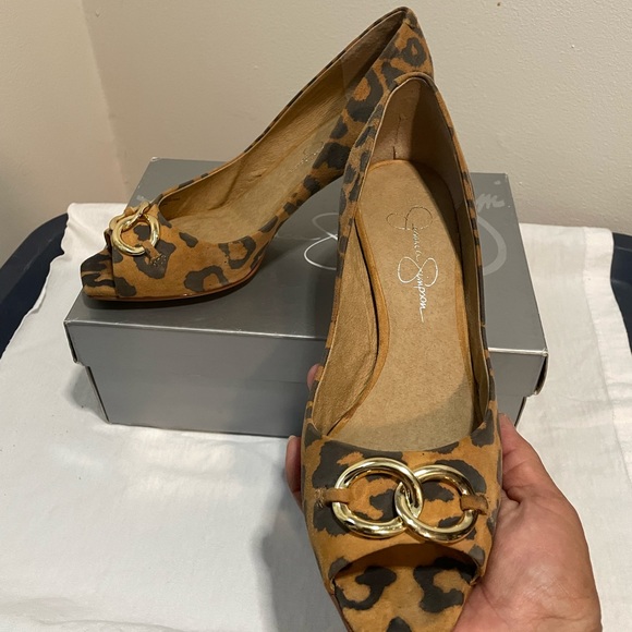 Size 7, Jessica Simpson,Leopard Suede Pump w/peep toe & gold buckle - Picture 2 of 3